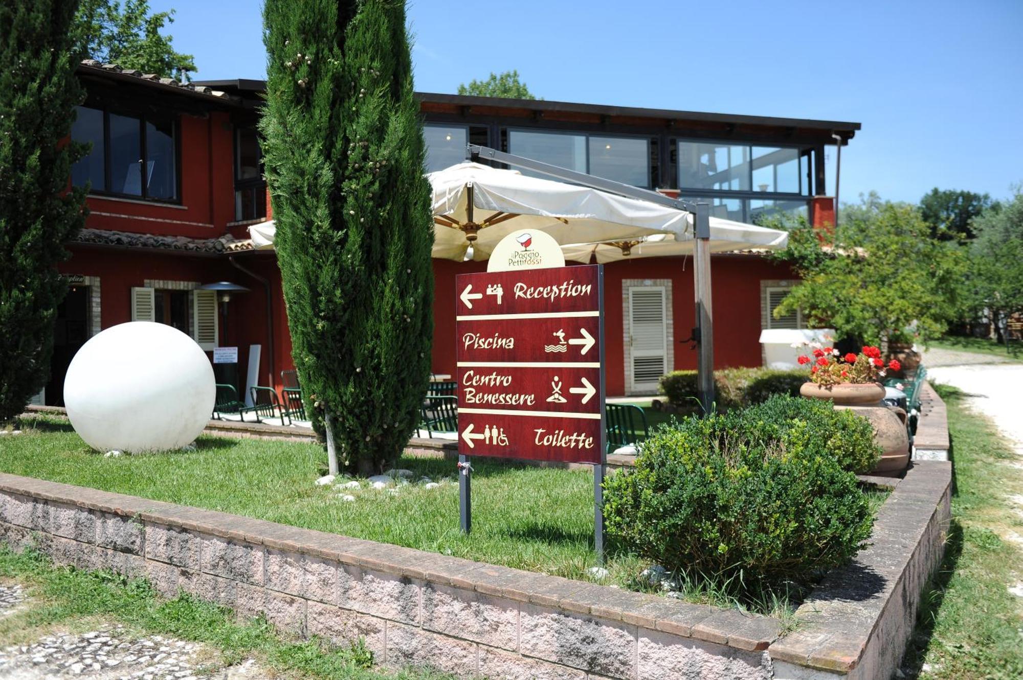 Gasthaus Il Poggio Dei Pettirossi Bevagna Exterior foto